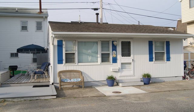 Beautiful cottage one block from the beach!
