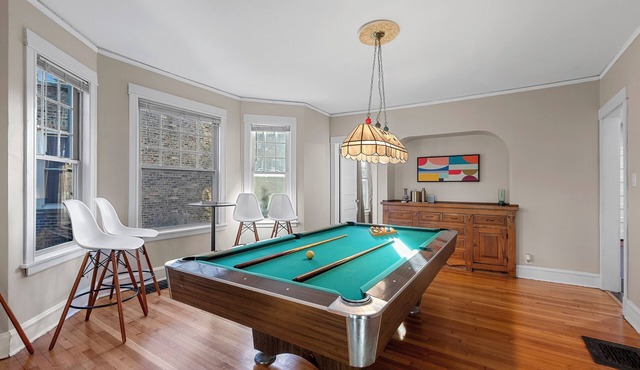 Beautiful Home - Great for Groups, Parking & Food