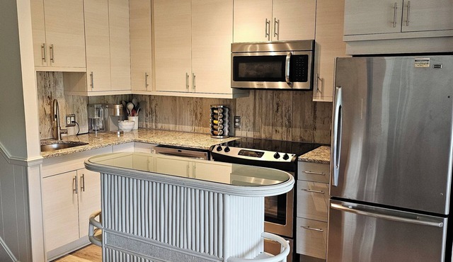 BEAUTIFUL IN TOWN! - 2 Bedroom 1 Bath on Rehoboth Ave. Walk to Beach and Shops!