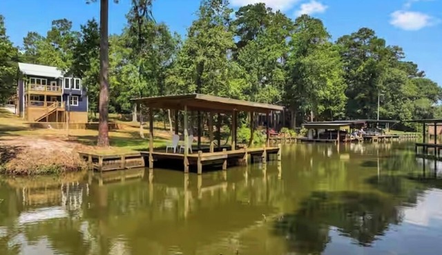 Beautiful Lakefront Retreat on 1 Acre/Monthly Discount!