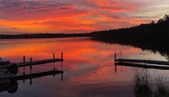 Beautiful lakeside 2 bedroom cabin on private lake (Cabin #6)