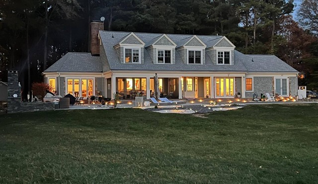 Beautiful Large 3 Bdrm Luxury suites with outdoor pool & spa, close walk to town