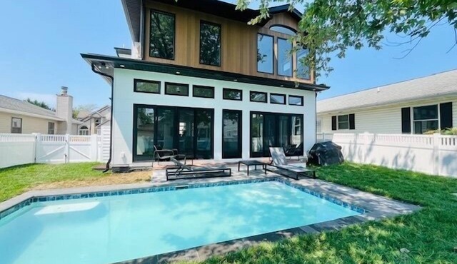 BEAUTIFUL NEW HOME WITH PRIVATE POOL!