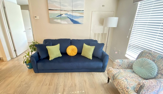 Beautiful Oasis 2/2 with free wi-fi & parking!