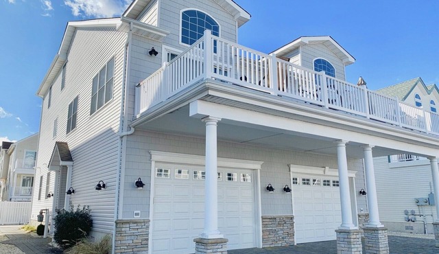 Beautiful Southend Townhome featuring the Bells and Whistles