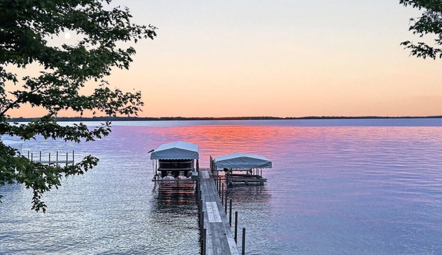 Beautiful Spirit Lake Waterfront Home | Okoboji Large Family Getaway | Sleeps 15+