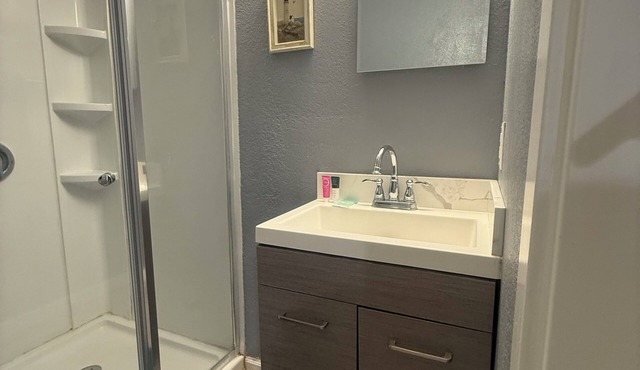 Beautiful studio with AC -head in charming Antioch private entry fully furnished in Antioch
