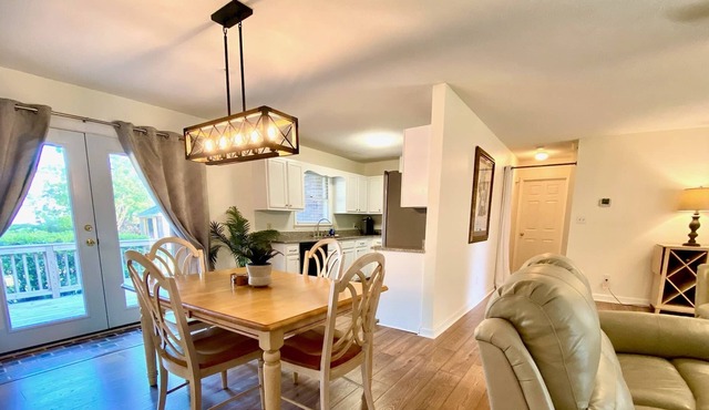 Beautiful sunny two bedroom home 5 minutes from the beach