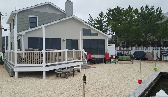 Beautiful Waterfront Escape, on sleepy island close to the action.