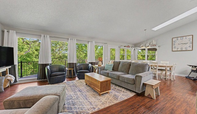 Beaver Lake Access Retreat w Deck & Grill!
