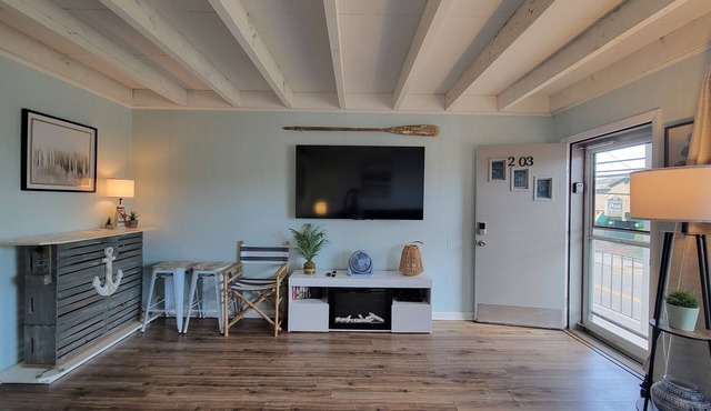 Best 1 Bedroom in SIC! 1 Block to the Beach. A+ location . Walk to Everything!