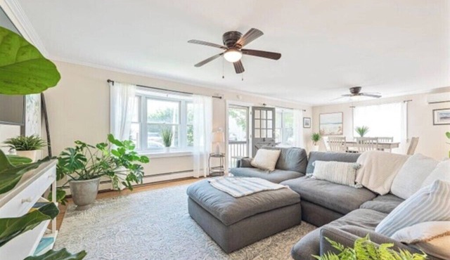 Big Bungalow - Spacious Comfort Awaits!