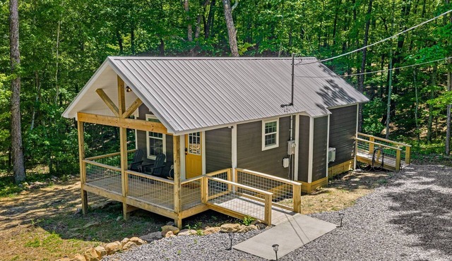 Black Bear Cave at Woodland Retreat at DeSoto | King Bed | Walking Ramp | Wi-Fi