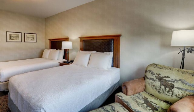 Blend of History & Comfort: Lodge Stay Near Missouri River, Parking