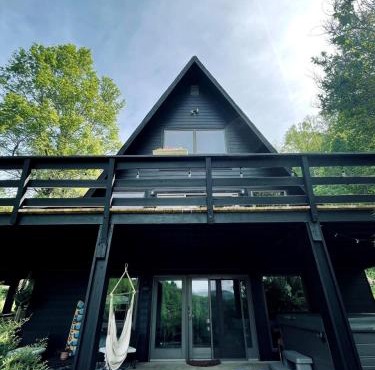Blueberry Hill- Unique A-Frame Cabin near Boone! Hot tub, sleeps 8