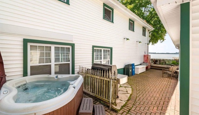 BoatHouse ~Rock Lake~HotTub~ Pet-Friendly