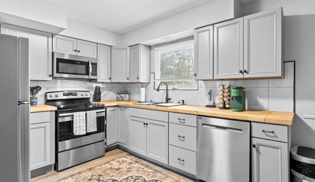 Boho Chic Work Escape - 2-Bedroom, Close to Burlington/Airport