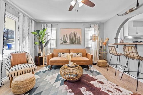 Boho Lounge - Pet Friendly Home Close to I-35 & KC