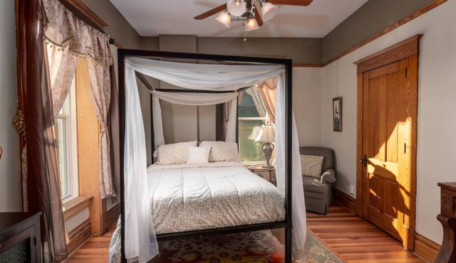 Botanical Suite at Elkader JailHouse Inn