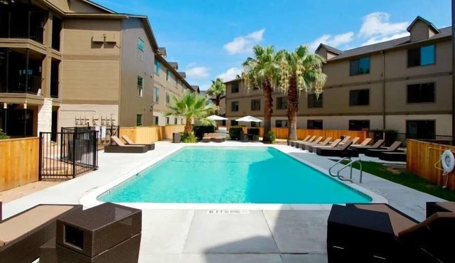 Boulevard Stays Prime Location Cozy Bed, Pool and Free Parking