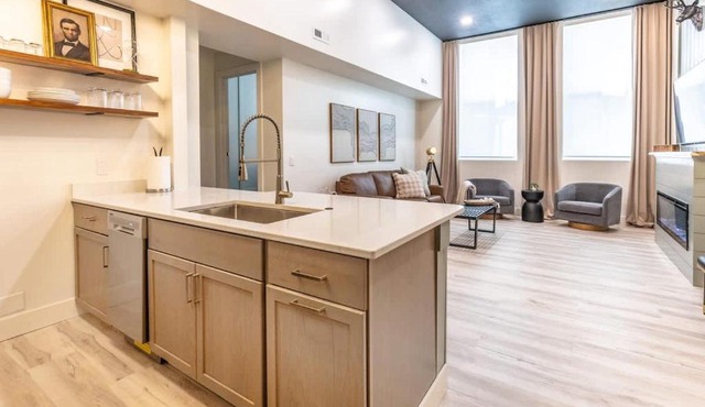 Boutique 1BR Condo - Walk to Memorial Stadium - Historic Hayward Place