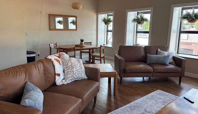 Brand X Loft Spacious 2 Bedroom Loft in the Heart of Hebron