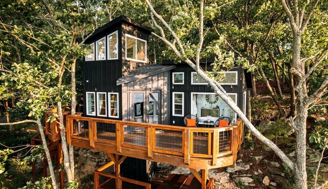 Breathtaking Tree House with Jacuzzi and Lofted Interior in Georgia
