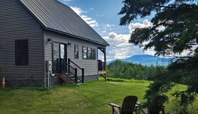 Breeze & Blue Mountain Cabin: SLEEPS 12,New build,Near SUGARLOAF MTN.Has VIEWS. in Eustis