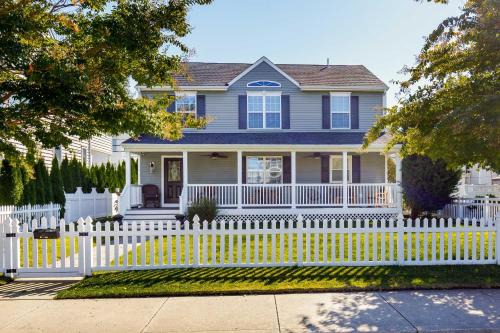 Breezy Ocean City Home: Walk to Beach + Boardwalk!