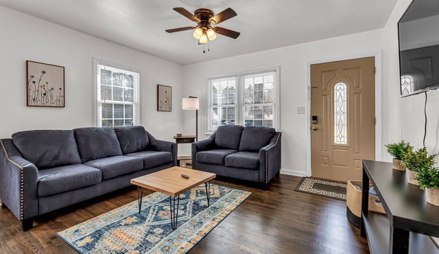 Bright 3 bedroom House, near UNC Campus and Medical Centers!