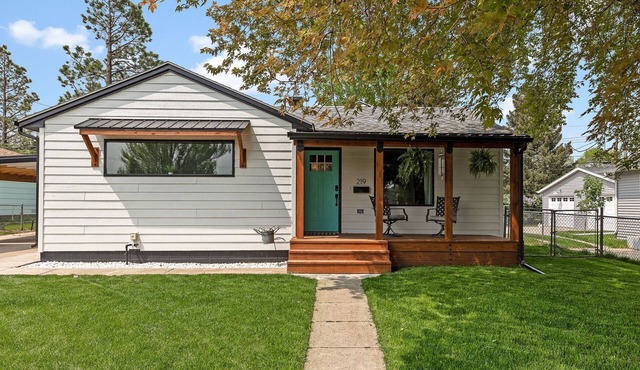 Bright & Modern 4BR with large jacuzzi tub near favored Black Hills Attractions