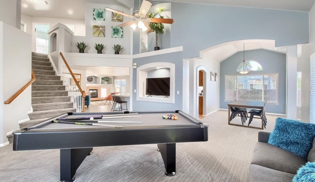 Bright&Open, Lrg home @DIA w/Pool Table & Firepit