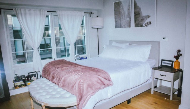 BRIGHT SPACIOUS STUDIO APARTMENT