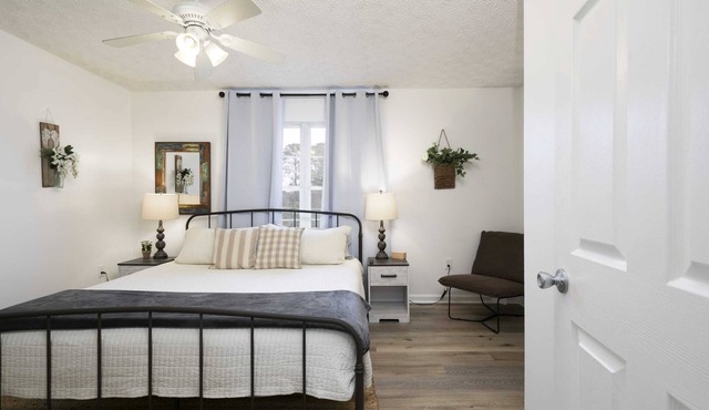 Bright Townhome with THREE KING-SIZE beds