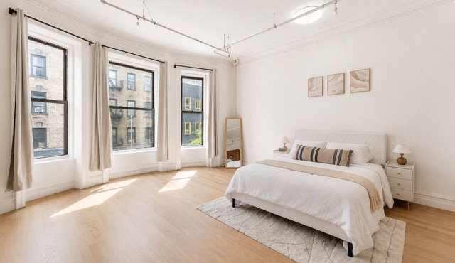Bright Uptown Manhattan Studio Near Subway and Dining