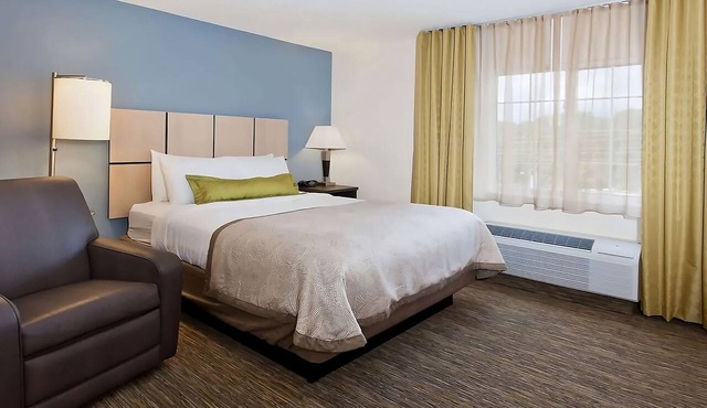 Budget-friendly Suite with Kitchen just a short drive from McGhee Tyson Airport
