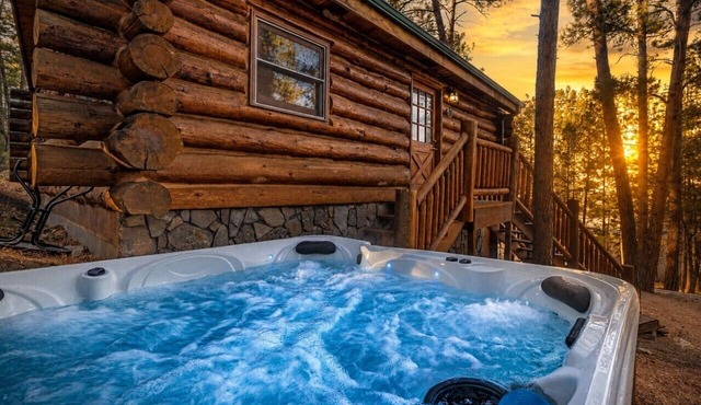 Buffalo Lodge: Cozy Log House with Hot Tub