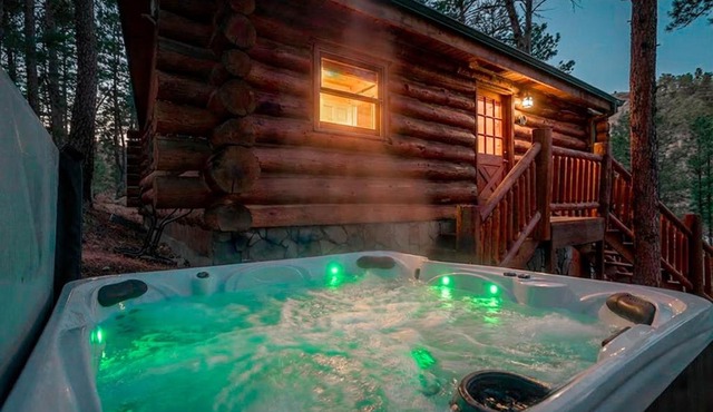 Buffalo Lodge- Cozy Log House with Hot Tub