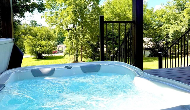 Bungalow with Hot Tub in Birch Tree