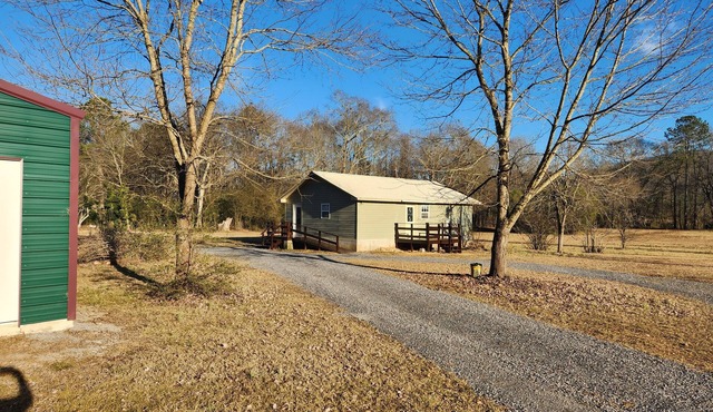Cabin on the river. 300 feet of waterfront and fishing. Weiss lake 5 mins away.