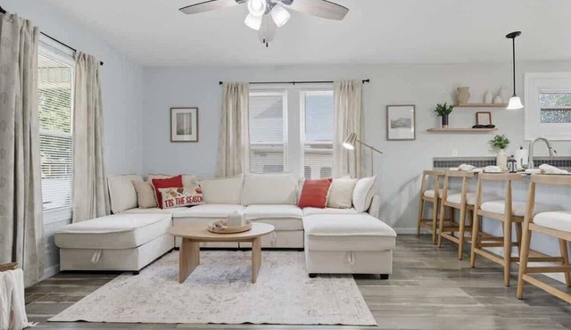 Cal’s Place/CLEAN Pet-Friendly Home , Near UT & Airport w/Large Fenced Yard.