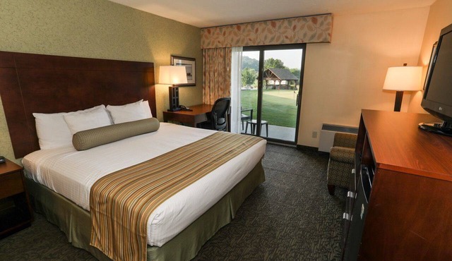 Carroll Valley Accessible | King Room + Golf Views