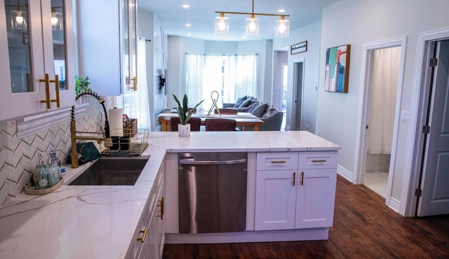Casa Brookfield - Hot Tub, BBQ, Sleeps 14 Near Chicago