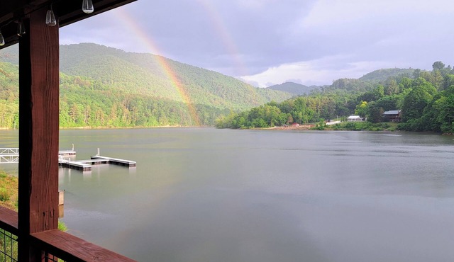 CATFISH COTTAGE-LAKE WATAUGA, TN -WATERFRONT-PRIVATE DOCK