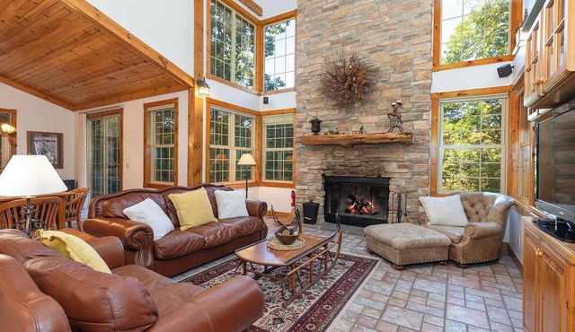 Cedar Slope Sanctuary~ Sleeps12~Hot Tub~Sauna