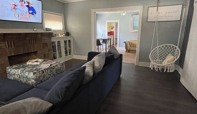 Central Location 3BR 1B Fully Fenced Back Yard. Cozy & Quiet
