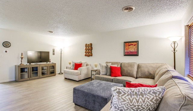 Centrally Located Apt ~ 2 Mi to University of Iowa