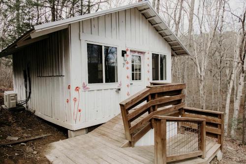 Charm in the Mountains: Your Nicest Getaway Awaits at Our One-of-a-Kind Tracy City Cabin