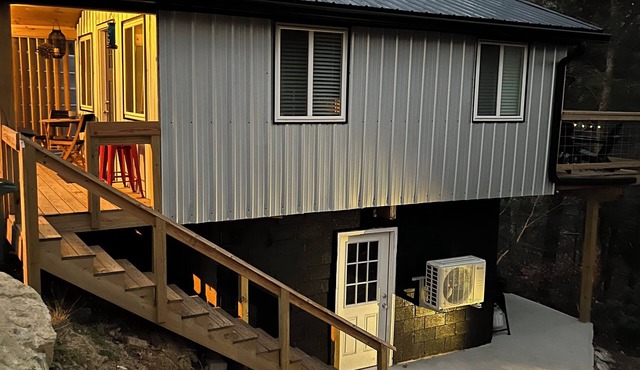 Charming 1-bedroom cottage with WiFi, AC in lovely Roan Mountain
