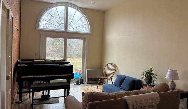 Charming 1-bedroom apartment in Worcester, private swimming hole.